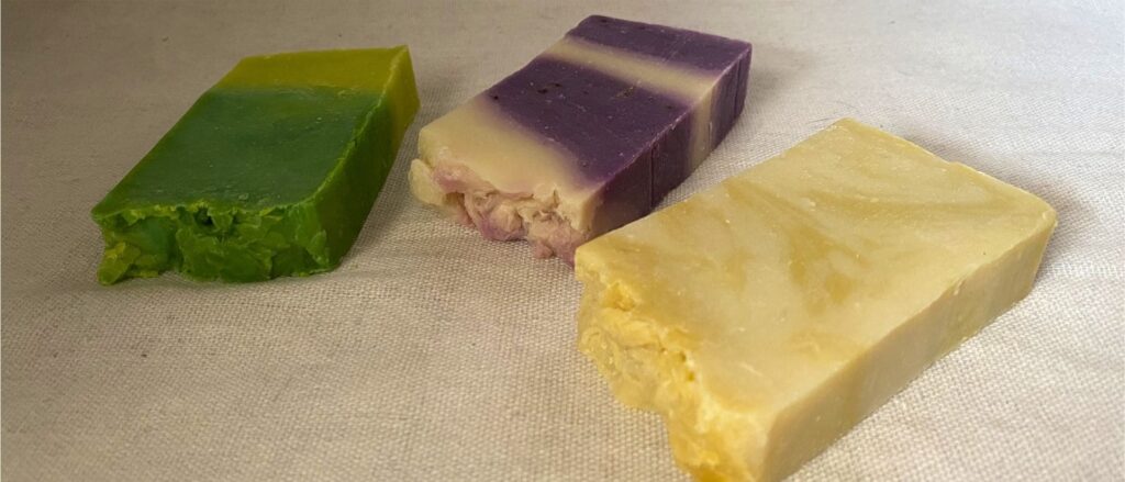 Jabones artesanales para convertir el cuidado diario en un ritual Elaborados a mano con aceite de oliva y aromas naturales